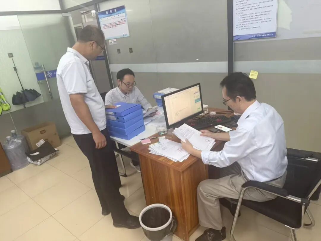 20251021 公司领导工程部副总经理文辉、工程部经理熊欢一行到科学家谷周边基础设施完善工程项目部检查资料.jpg